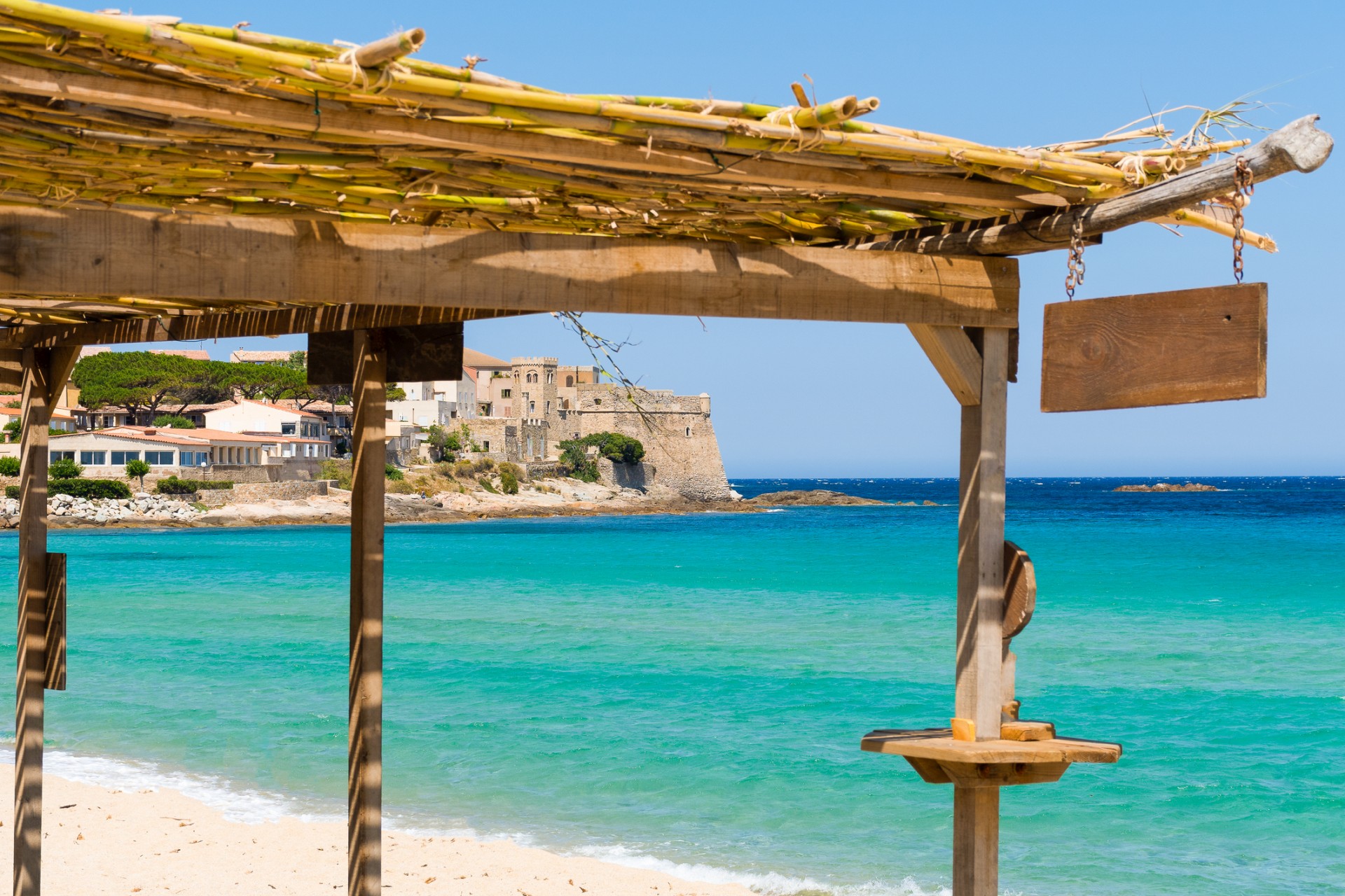 La plage d'Algajola et la citadelle