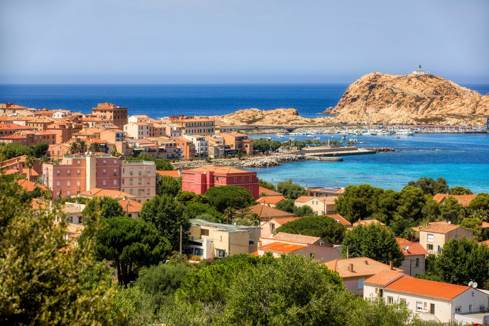 La ville d'Île Rousse et les îles